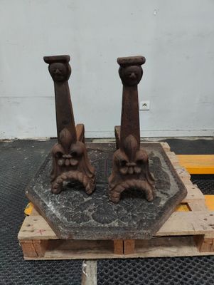 deux bougies posées sur une palette