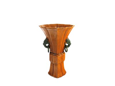 un vase en bois avec une anse verte sur fond blanc