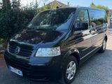 La camionnette noire est garée sur le bord de la route.