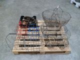 une caisse sur laquelle sont posées plusieurs cages