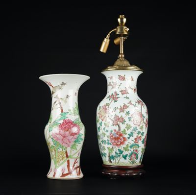 paire de vases chinois ornés de motifs floraux et dotés d'un robinet à monture en laiton