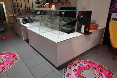 Agencement en mélaminé blanc comprenant un comptoir central …