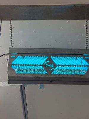 une image représentant une lumière bleue posée sur une étagère métallique