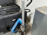 une photo d'un cariste dans un garage