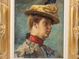 portrait d'une femme portant un chapeau de paille et un foulard rouge