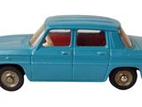 une petite voiture bleue posée sur une surface blanche