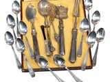 une boîte contenant tout un tas de cuillères en argent