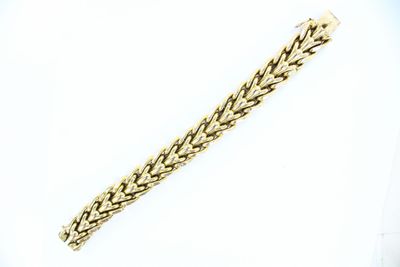 gold chain bracelet on a mannequin mannequin mannequin mannequin mannequin mannequin mannequin mannequin mannequin