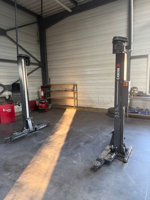 vue d'un garage avec un chariot élévateur au milieu de la surface