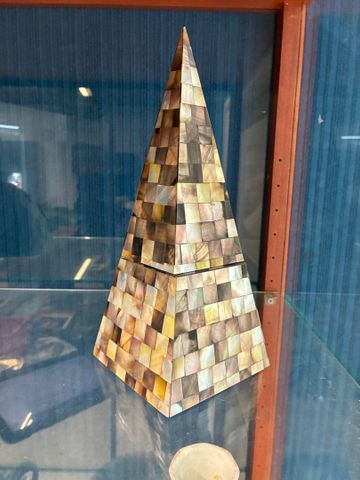 Boîte à bijoux en forme de pyramide incrusté de nacre. H 26