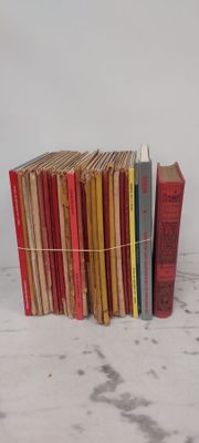 plusieurs livres sont empilés sur une table