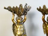 deux statues posées sur une table