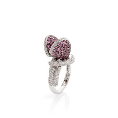une image représentant une bague sertie d'un diamant rose et blanc sur fond blanc