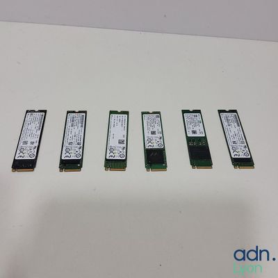 un gros plan sur quatre modules de mémoire posés sur une surface blanche