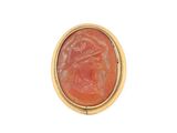 une image d'une bague en or avec une pierre rouge au centre