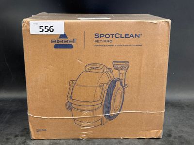 la boîte d'un aspirateur est posée sur une table