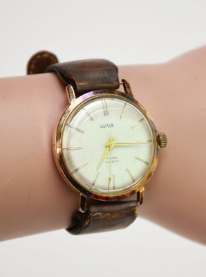 un gros plan sur le poignet d'une personne portant une montre