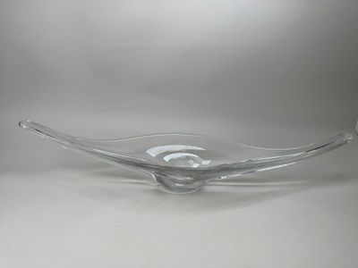 un gros plan d'un bol en verre posé sur une surface blanche
