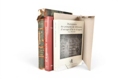 deux livres posés l'un sur l'autre sur une surface blanche