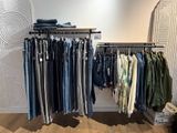 un portemanteau dans un magasin de vêtements, à côté d'un miroir