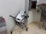 un petit caddie dans une cuisine, avec une machine en arrière-plan