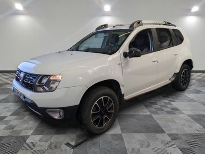 une photo d'un SUV Dacia blanc garé dans un garage