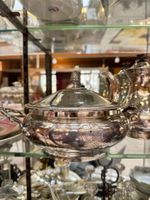 Légumier couvert en métal argenté à décor de coquilles, la p…