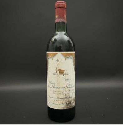 une bouteille de vin posée sur une table