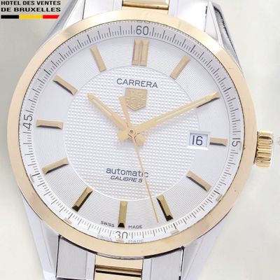 gros plan d'une montre sur une surface blanche