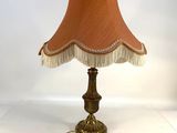 une photo d'une lampe de table surmontée d'un abat-jour rouge