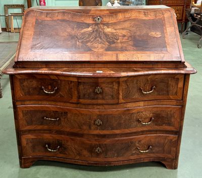 Commode scriban façade arbalète en bois de placage à un abat…