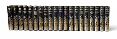 Les douze livres de la Bible sont alignés sur une surface blanche.