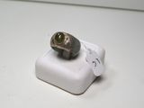 une bague en argent ornée d'une pierre verte