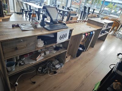 un bureau sur lequel est posé un ordinateur portable dans une pièce