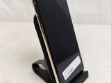 a cell phone that is sitting on a stand