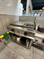 Dans une petite cuisine ouverte sur le restaurant :