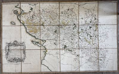 une vieille carte accrochée au mur d'un bâtiment sur lequel figure une carte