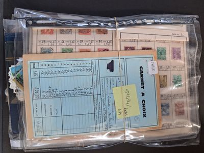 beaucoup de timbres dans un sachet en plastique posé sur une table