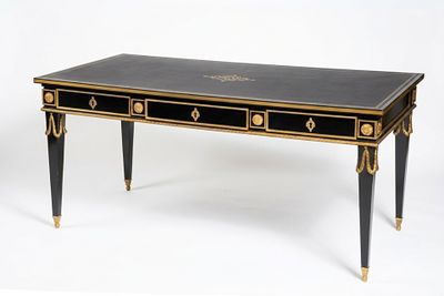bureau noir et doré avec des tiroirs et des tiroirs sur le dessus