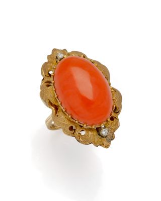 une bague en corail et diamants, signée Van Cleef
