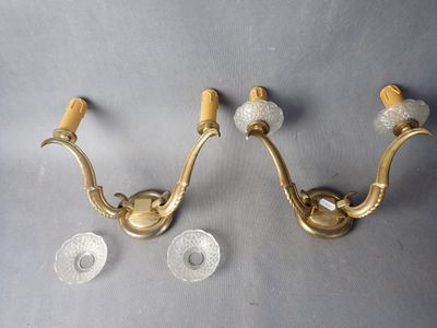 Paire d'appliques circa 1940 en laiton doré et verre, hauteur totale 2