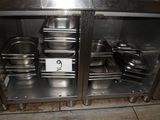 de nombreuses casseroles et poêles rangées dans un placard en inox