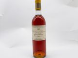 une bouteille de vin posée sur une surface blanche