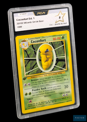 un gros plan d'une carte à collectionner Pokémon sur fond noir