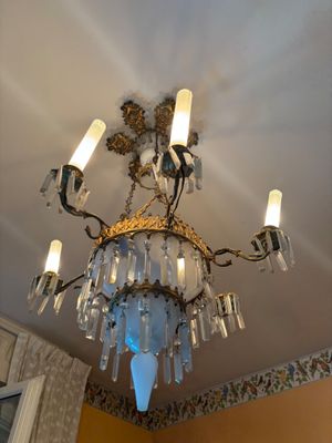 un lustre suspendu au plafond d'une pièce
