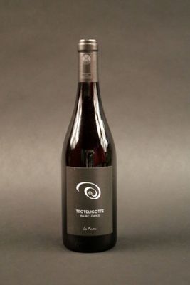 une bouteille de vin posée sur une table