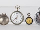 quatre types différents de montres de poche dans une vitrine