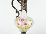 un vase blanc orné de fleurs roses, posé sur une table