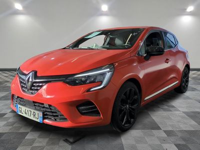une voiture rouge garée dans un garage au sol en damier
