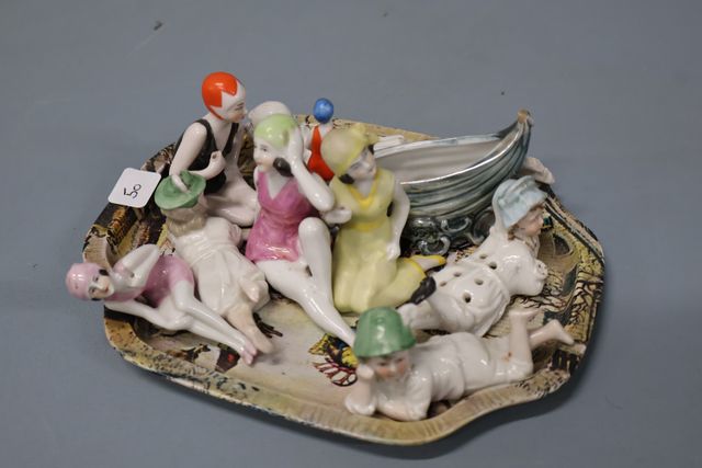 Lot de neuf sujets en porcelaine polychrome vers 1930